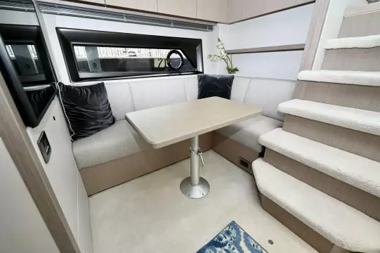 Dinette -50ft Sunseeker 2019 Predator 