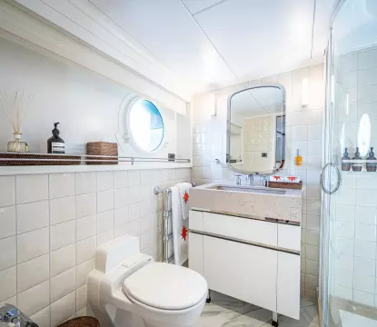 Guest Stateroom En Suite Head