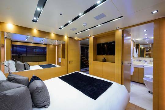 Queen VIP Starboard Guest Stateroom