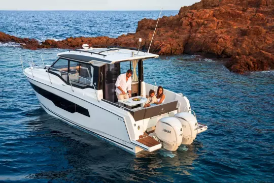 Jeanneau Merry Fisher 895 - view of aft cockpit from port side