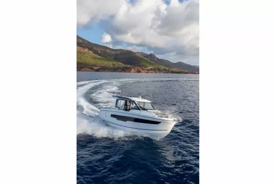 Jeanneau Merry Fisher 895 - on the water with large wake