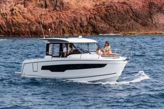 Jeanneau Merry Fisher 895 - relaxing on the water