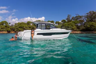 Jeanneau Merry Fisher 895 - easy access to the water from the wide boarding door