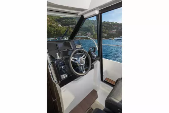 Jeanneau Merry Fisher 895 - helm position