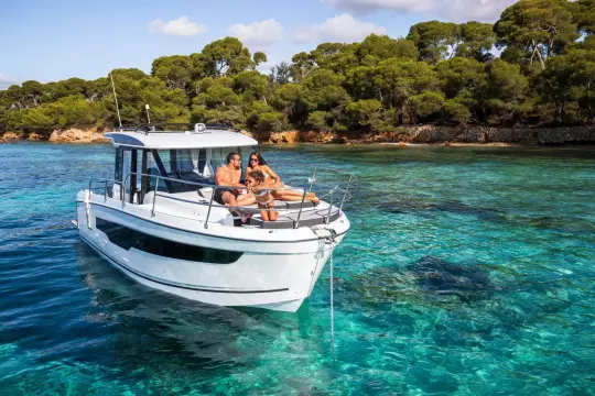 Jeanneau Merry Fisher 895 - relaxing on the forward sun lounger