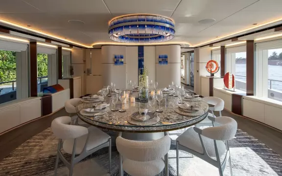 164' Heesen 2022 BOOK ENDS Dining Room