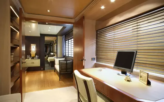 124' Hakvoort 2007 PERLE BLEUE Owner's Suite_2