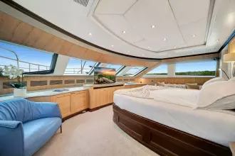 120 Benetti master stateroom