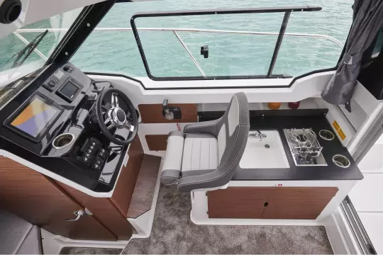 Jeanneau Merry Fisher 795 Series 2 - helm position