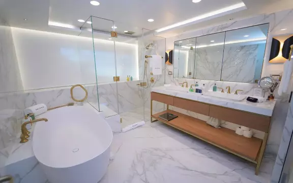 165' Feadship 2000 (REVERIE) Owner's Ensuite