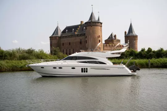 Princess-58-Fly-motor-yacht-for-sale-exterior-image-Lengers-Yachts-4.jpg