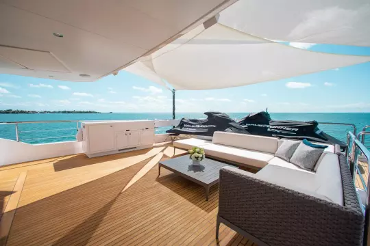 FREEDOM 110' Horizon Flybridge