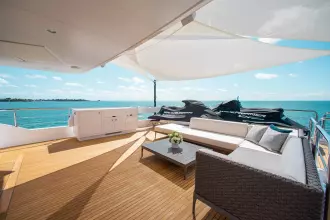 FREEDOM 110' Horizon Flybridge