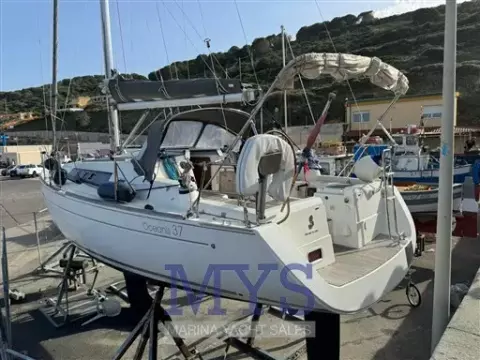 BENETEAU OCEANIS 37' (15).jpg