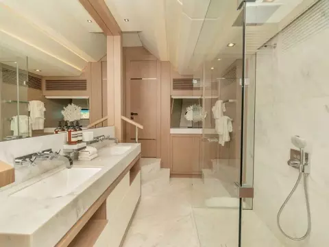 22 - Master Cabin En Suite