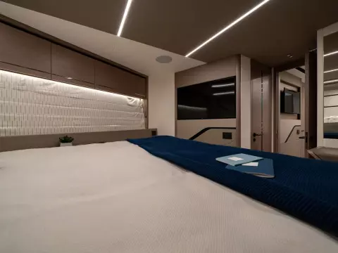 33 - VIP Cabin