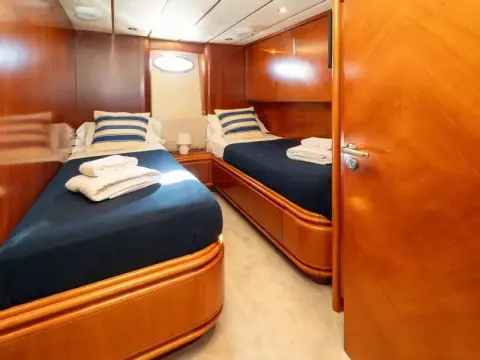 35 - Twin Cabin