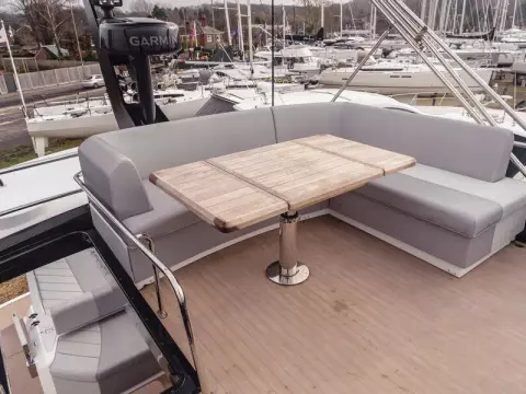3 - Flybridge