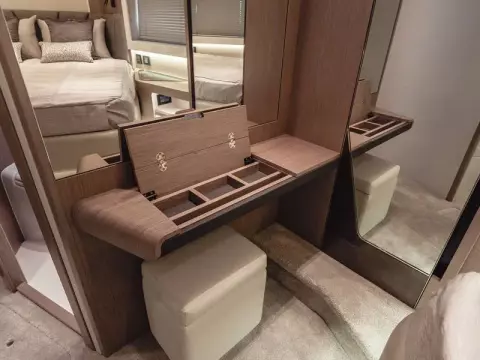 32 - VIP Cabin