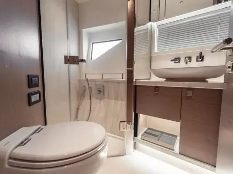 33 - VIP Cabin