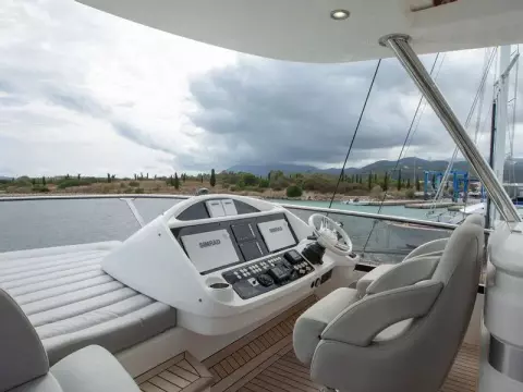 10 - Flybridge Helm