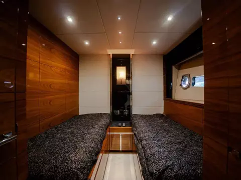 32 - Twin Cabin