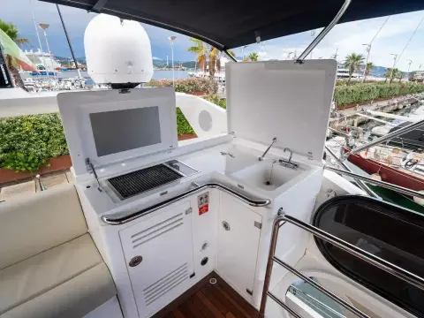 2 - Flybridge Wet Bar