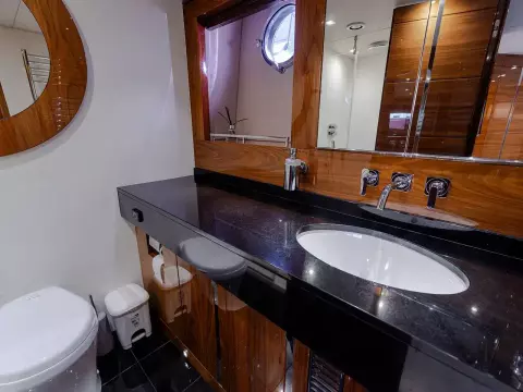 26 - Master Cabin En Suite
