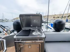 11 - Flybridge Wet Bar