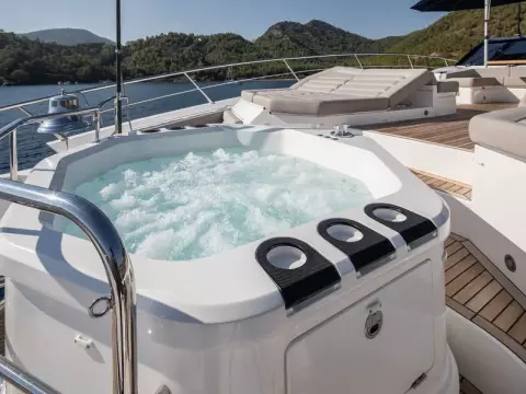 11 - Foredeck Spa Tub