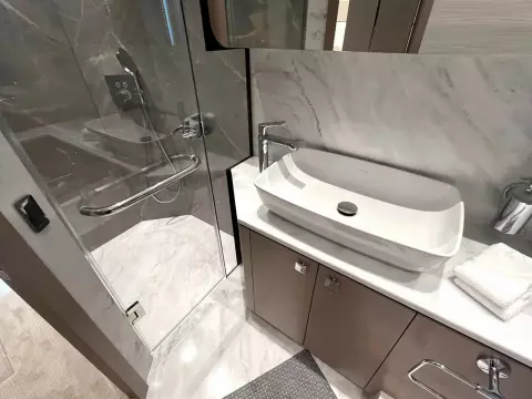 27 - Master Cabin En Suite