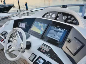 16 - Flybridge Helm