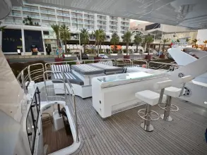 15 - Flybridge