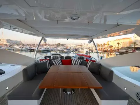 8 - Flybridge