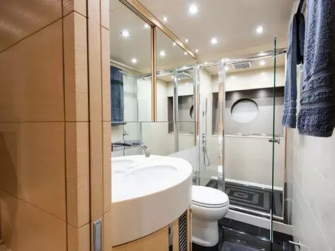 24 - Master Cabin En Suite