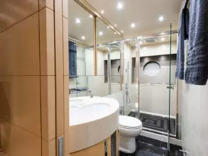 24 - Master Cabin En Suite
