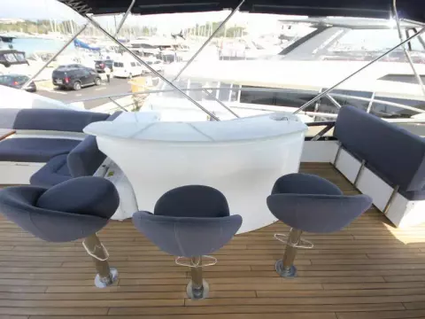 6 - Flybridge Wet Bar