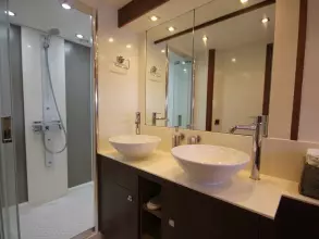 28 - Master Cabin En Suite