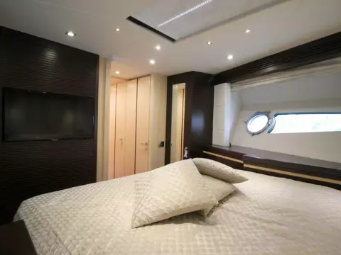 21 - VIP Cabin