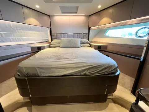 15 - VIP Cabin