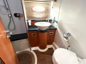 16 - Master Cabin En Suite