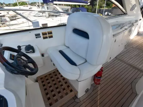 12 - Helm Seating