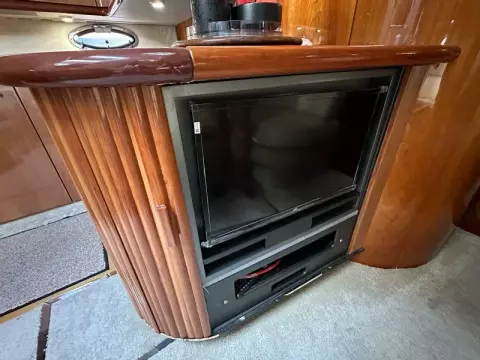 13 - Saloon TV