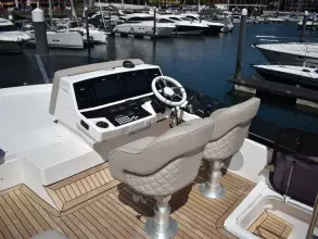 11 - Flybridge Helm