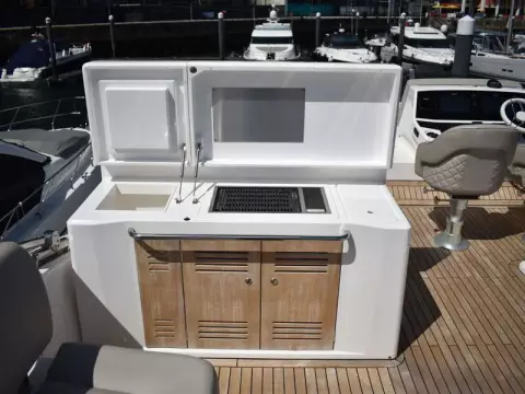 7 - Flybridge Wet Bar