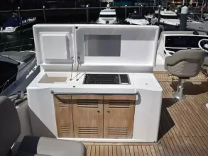 7 - Flybridge Wet Bar