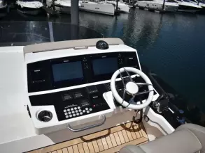 12 - Flybridge Helm