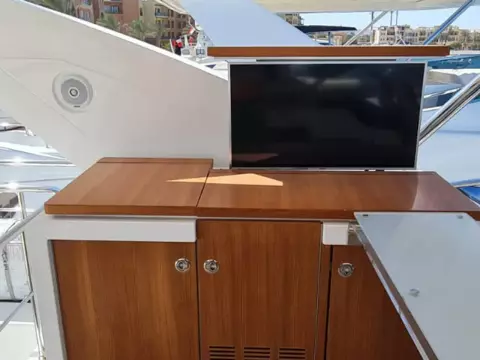 7 - Flybridge Wet Bar