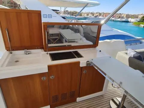 8 - Flybridge Wet Bar