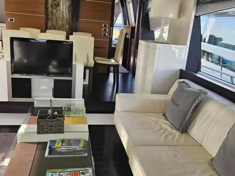 10 - Saloon